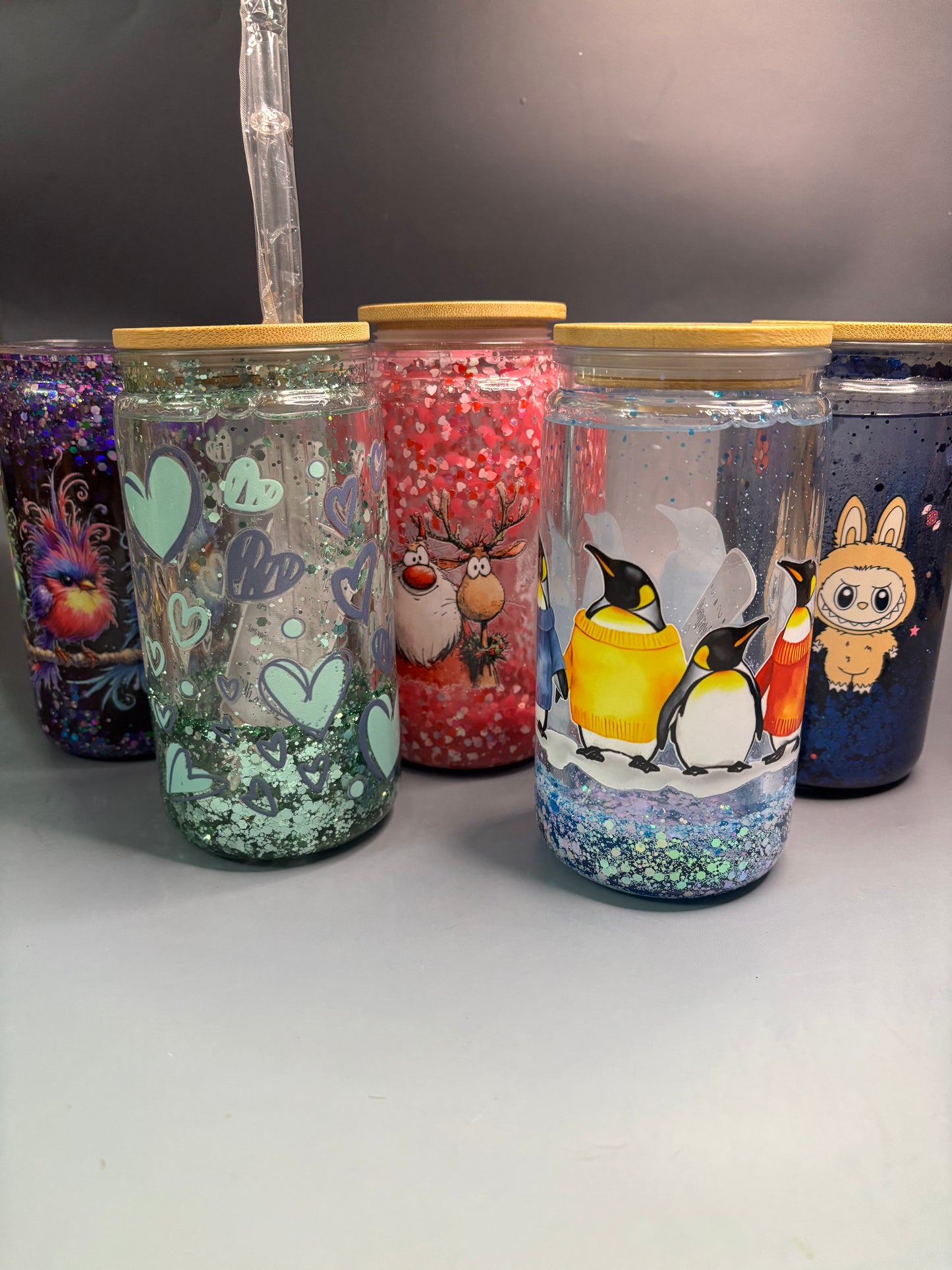 Snow globe tumbler xmas tree design